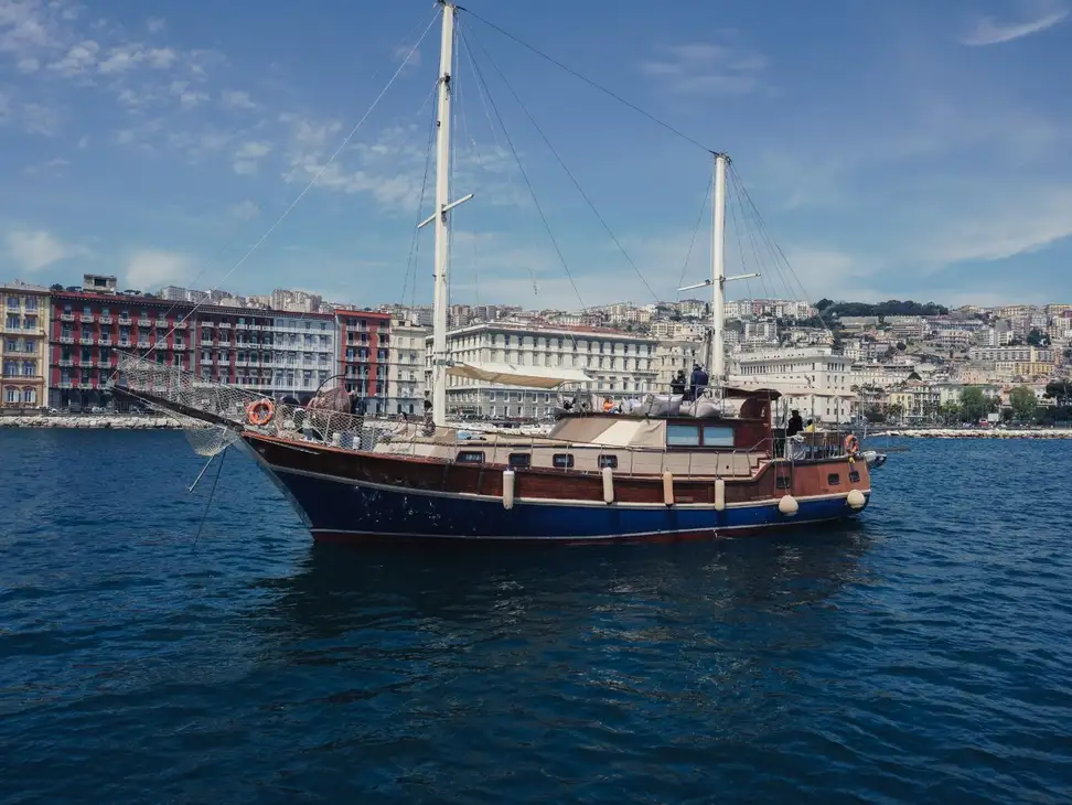 Elegante caicco nel Golfo di Napoli con la città sullo sfondo